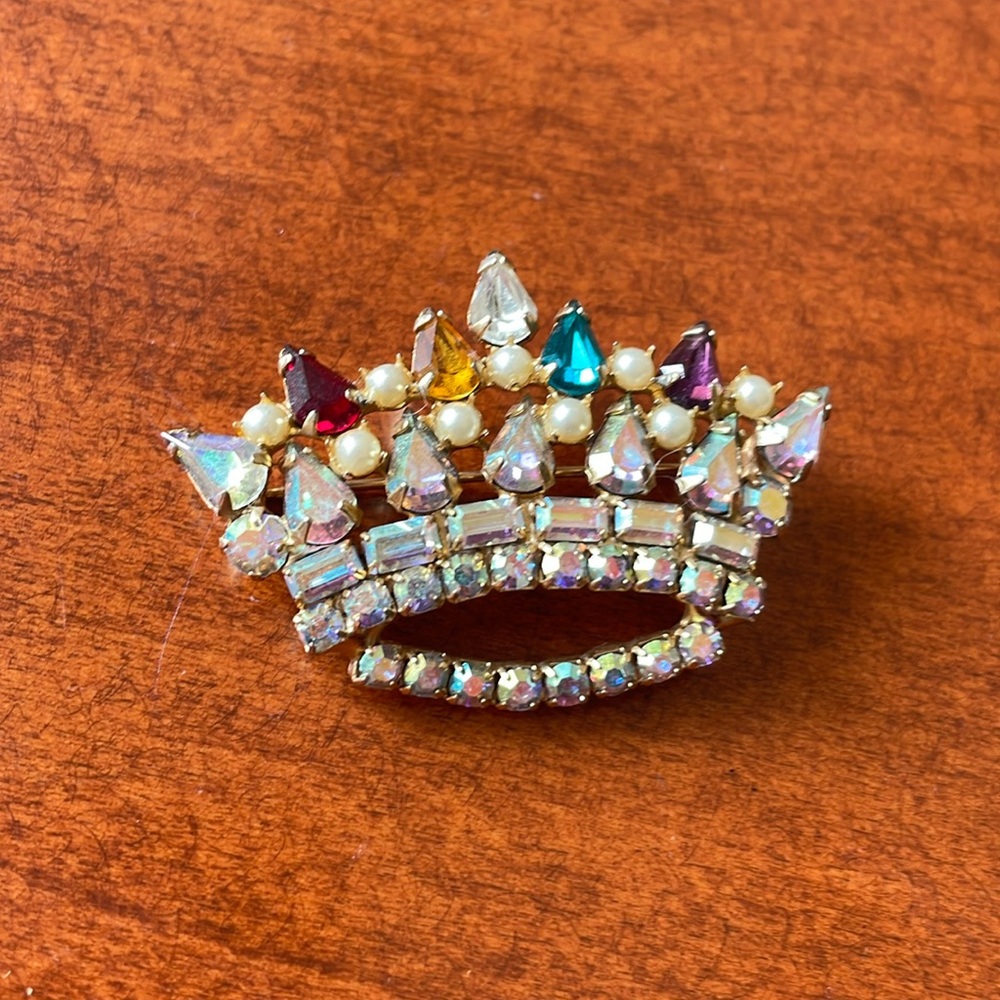 Crown rhinestone brooch gold tone faux pearl